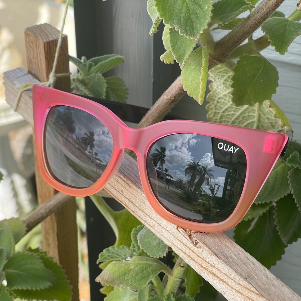 QUAY AUSTRALIA Harper Sunglasses Matte Blk Coral Pink Frame Smoke Lens C…